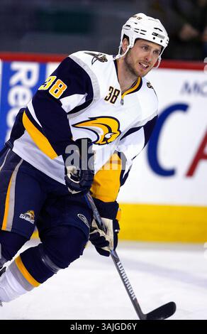 31. Januar 2009 – Calgary, Alberta, Kanada – Foto des NHL-Spielerprofils auf Nathan Paetsch von Buffalo Sabres während eines Hockeyspiels in Calgary. (Foto: © Larry MacDougal via ZUMA Wire) Stockfoto
