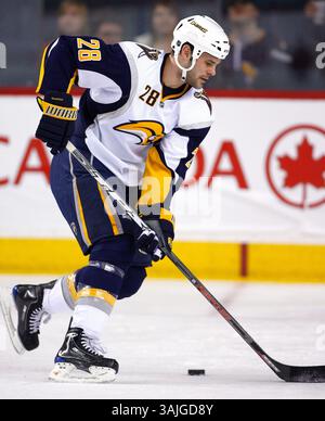 31. Januar 2009 – Calgary, Alberta, Kanada – Foto des NHL-Spielerprofils auf Paul Gaustad von Buffalo Sabres während eines Hockeyspiels in Calgary. (Foto: © Larry MacDougal via ZUMA Wire) Stockfoto