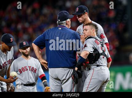 5. Juli 2017: Der Boston Red Sox Starting Pitcher Doug Fister (38) wird von der Boston Red Sox Bullpen Coach Dana LeVangie (58) als Boston Red Sox Catcher Christian Vazquez (7) bei einem Spiel zwischen den Boston Red Sox und den Texas Rangers im Globe Life Park in Arlington, Texas, geholt. Manny Flores/CSM Stockfoto