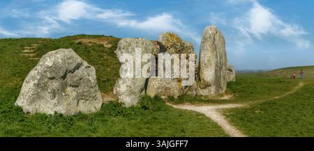 West Kennet Long Barrow, Wiltshire – Ein neolithisches Grab oder barrow, das auf einem prominenten Kreidegrat gegenüber dem Silbury Hill, dem West Kennet Long Barro, liegt Stockfoto
