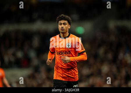 London, Großbritannien. April 2025. Nathaniel Brown (21) von Eintracht Frankfurt wurde während des Spiels der UEFA Europa League zwischen Tottenham Hotspur und Eintracht Frankfurt im Tottenham Hotspur Stadium in London gesehen. Quelle: Gonzales Photo/Alamy Live News Stockfoto