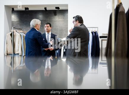 DEN BOSCH - Minister Dirk Beljaarts (Economic Affairs) during a working visit to the inner city of Den Bosch. The purpose of the working visit is to speak with entrepreneurs in the inner city about the opportunities and challenges for the hospitality, retail and SME sector. ANP SEM VAN DER WAL netherlands out - belgium out Credit: ANP/Alamy Live News Stockfoto