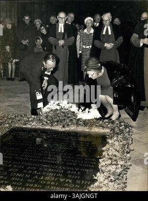 4. April 1972 - 4. April 1972 - Königin Juliana in Westminster Abbey: Königin Juliana von den Niederlanden, die mit Prinz Bernhard zu einem Staatsbesuch hier ist, ging gestern in die Westminster Abbey, wo sie einen Kranz am Grab des Unbekannten Kriegers legte. Das Foto zeigt Königin Juliana, mit Prinz Bernhard, der gestern einen Kranz am Grab des Unbekannten Kriegers in Westminster Abbey platziert hat. (Kreditbild: © Keystone Press Agency/ISIPhotos via ZUMA Wire) Stockfoto