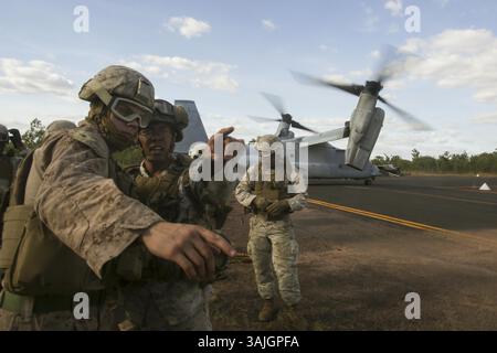 5. Juni 2017 – Sydney, Australien – die Vereinigten Staaten nehmen ihre Allianz mit Australien beim 27. Australien-USA nicht als selbstverständlich an Ministerkonsultation im Regierungshaus über den Hafen von Sydney. IM BILD: Marine Corps Sgt. Reza Soendoro, Zentrum, leitet Lance CPL. Nicholas Pierce während einer externen Liftübung im Mount Bundey Training Area in der Nähe von Darwin, Australien, 26. Mai 2017. Soendoro ist ein Landungsunterstützungschef des 7. Engineer Support Battalion und Pierce ist ein Landungsunterstützungsspezialist beim Hauptquartier und der Service Company, 3. Bataillon, 4. Marine Regiment. Der Landungssuppor Stockfoto