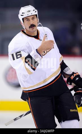Februar 2011 - Calgary, Alberta, Kanada - Foto des NHL-Spielerprofils auf George Parros von Anaheim Ducks während eines Spiels in Calgary. (Foto: © Larry MacDougal via ZUMA Wire) Stockfoto