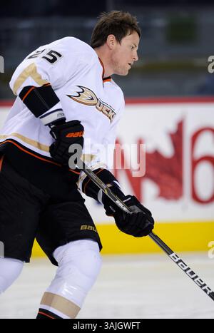Februar 2011 - Calgary, Alberta, Kanada - Foto des NHL-Spielerprofils von Anaheim Ducks' Andy Sutton während eines Spiels in Calgary. (Foto: © Larry MacDougal via ZUMA Wire) Stockfoto