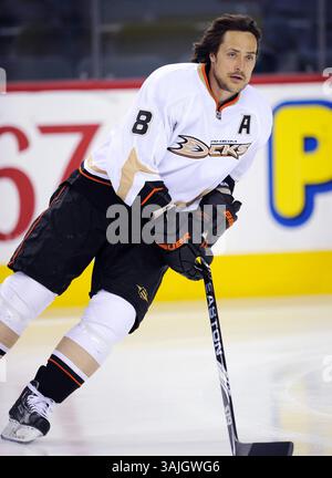 11. Februar 2011 - Calgary, Alberta, Kanada - Foto des NHL-Spielerprofils auf Anaheim Ducks' Teemu Selanne aus Finnland während eines Spiels in Calgary. (Foto: © Larry MacDougal via ZUMA Wire) Stockfoto