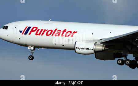 5. April 2011 - Calgary, Alberta, Kanada - Ein Federal Express DC-10 (DC-10-30-F) Frachtjet landet in Calgary. (Foto: © Larry MacDougal via ZUMA Wire) Stockfoto