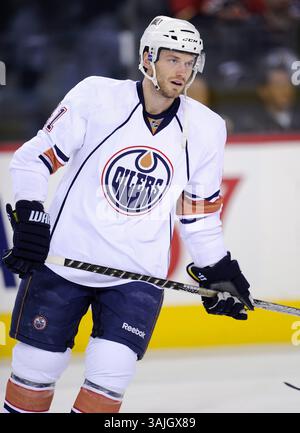 10. April 2011 - Calgary, Alberta, Kanada - Foto des NHL-Spielerprofils auf Taylor Chorney von Edmonton Oilers während eines Spiels in Calgary. (Foto: © Larry MacDougal via ZUMA Wire) Stockfoto
