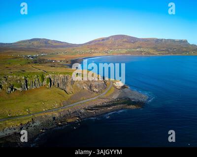 Aus der Vogelperspektive von einem Corran-Strand, der für seine fossilen Dinosaurierspuren berühmt ist, in Staffin, Trotternish, Isle of Skye, Innere Hebriden, Schottland, U Stockfoto