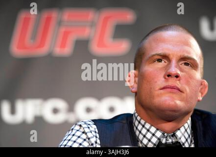 9. Mai 2012 - Calgary, Alberta, Kanada - UFC-Meisterschaftskandidat Erik Koch im Mai während einer Pressekonferenz zur Förderung der bevorstehenden UFC-Veranstaltung am 21. Juli in Calgary, Mittwoch, 9. Mai. (Foto: © Larry MacDougal via ZUMA Wire) Stockfoto
