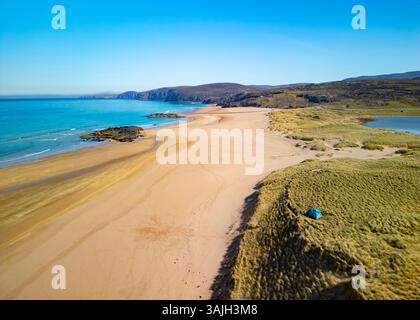 Luftaufnahme von der Drohne auf den Strand und die Landschaft in Sandwood Bay, Sutherland, Nordwesten Schottlands, Großbritannien Stockfoto