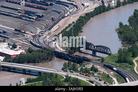 27. Juni 2013 - Calgary, Alberta, Kanada - die Besatzungen arbeiten am Donnerstag, Juni an der Stelle eines Zusammenbruchs der Eisenbahnbrücke und einer Entgleisung der Eisenbahnwagen (Mitte, unten) über dem Bow River, südöstlich der Innenstadt von Calgary, Alberta. (Foto: © Larry MacDougal via ZUMA Wire) Stockfoto