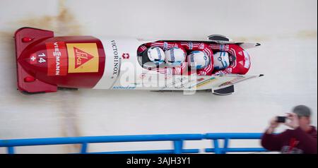 November 30, 2013 - Calgary, Alberta, Kanada - Schweizer Fahrer Beat Hefti, links, führt Alex Baumann, Jürg Egger und Simon Friedli während der Männer-WM-Viererbob-Action in Calgary am Samstag, November. (Foto: © Larry MacDougal via ZUMA Wire) Stockfoto