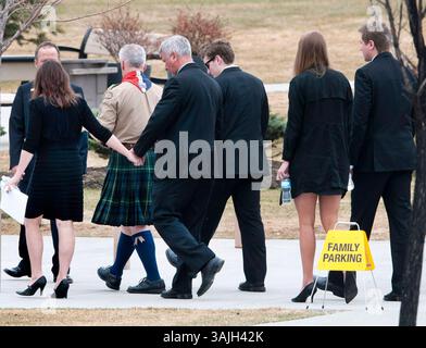 22. April 2014 - Calgary, Alberta, Kanada - Familie kommt zur Beerdigung von Zach Rathwell, Opfer einer Massenerstochung am 15. April, in Calgary, Alberta. (Foto: © Larry MacDougal via ZUMA Wire) Stockfoto