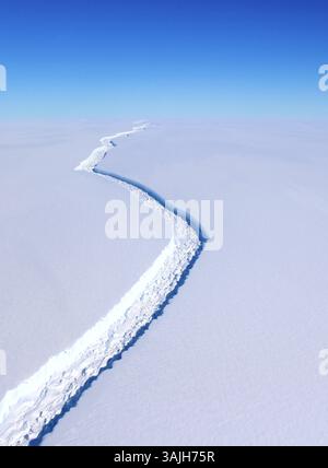 12. Juli 2017 - Weddell Sea, Antarktis - Luftaufnahme des Larsen C-Schelfeises vom 10. November 2016 in der Antarktis. Larsen C brach am 12. Juli 2017 ab und schuf einen riesigen Eisberg, der doppelt so groß war wie Luxemburg, und veränderte die Form der antarktischen Halbinsel, während sie im Weddellmeer an der Spitze steht. Mit 5.800 Quadratkilometern ist der neue Eisberg halb so groß wie der rekordverdächtige Eisberg B-15, der sich im Jahr 2000 vom Ross-Schelfeis abspaltete, aber dennoch wird angenommen, dass er zu den zehn größten Eisbergen gehört, die jemals aufgezeichnet wurden....Momentaufnahme des Grabens im Larsen C am 10. November 2016. (Kreditbild: © John Sonntag/P Stockfoto