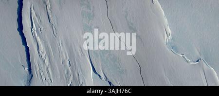 12. Juli 2017 - Weddell Sea, Antarktis - Luftaufnahme des Larsen C-Schelfeises vom 10. November 2016 in der Antarktis. Larsen C brach am 12. Juli 2017 ab und schuf einen riesigen Eisberg, der doppelt so groß war wie Luxemburg, und veränderte die Form der antarktischen Halbinsel, während sie im Weddellmeer an der Spitze steht. Mit 5.800 Quadratkilometern ist der neue Eisberg halb so groß wie der rekordverdächtige Eisberg B-15, der sich im Jahr 2000 vom Ross-Schelfeis abspaltete, aber dennoch wird angenommen, dass er zu den zehn größten Eisbergen gehört, die jemals aufgezeichnet wurden....Momentaufnahme des Grabens im Larsen C am 10. November 2016. (Kreditbild: © John Sonntag/P Stockfoto