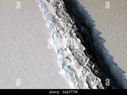 12. Juli 2017 - Weddell Sea, Antarktis - Luftaufnahme des Larsen C-Schelfeises vom 10. November 2016 in der Antarktis. Larsen C brach am 12. Juli 2017 ab und schuf einen riesigen Eisberg, der doppelt so groß war wie Luxemburg, und veränderte die Form der antarktischen Halbinsel, während sie im Weddellmeer an der Spitze steht. Mit 5.800 Quadratkilometern ist der neue Eisberg halb so groß wie der rekordverdächtige Eisberg B-15, der sich im Jahr 2000 vom Ross-Schelfeis abspaltete, aber dennoch wird angenommen, dass er zu den zehn größten Eisbergen gehört, die jemals aufgezeichnet wurden....Momentaufnahme des Grabens im Larsen C am 10. November 2016. (Kreditbild: © John Sonntag/P Stockfoto