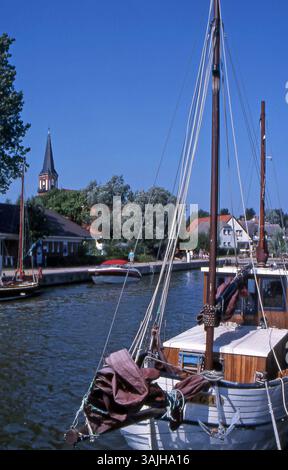 20.08.2002 Wustrow Hafen Deutschland/Mecklenburg Vorpommern/Fischland Darß/Wustrow/Hafen/Boote/Kirchturm ***Nutzung nur redaktionell*** *** 20 08 2002 Wustrow Hafen Deutschland Mecklenburg Vorpommern Fischland Darß Wustrow Hafenboote Kirchturm nur zu redaktionellen Zwecken verwenden Stockfoto