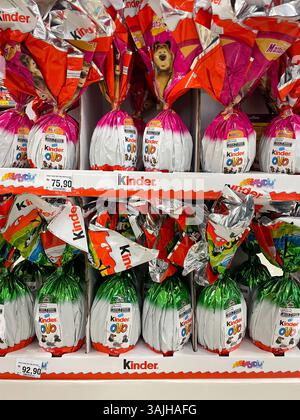 März 2025. Große Eier für Ostern in einem Lebensmittelgeschäft in Sao Paulo, Brasilien. Stockfoto