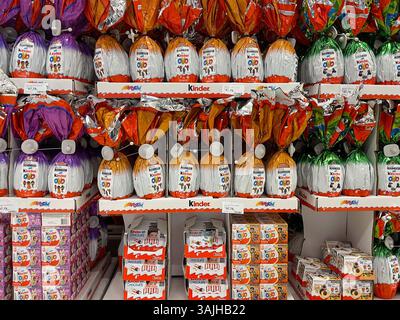 März 2025. Große Eier für Ostern in einem Lebensmittelgeschäft in Sao Paulo, Brasilien. Stockfoto