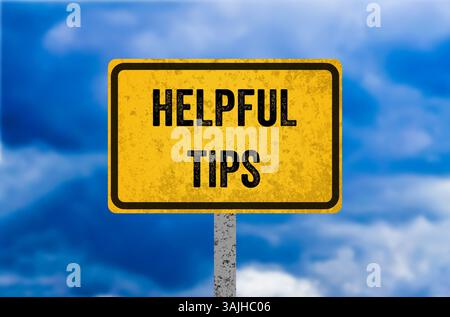 Hinweis mit hilfreichen Tipps auf gelbem Metallschild. Symbol für hilfreiche Tipps. Kopierbereich. Stockfoto