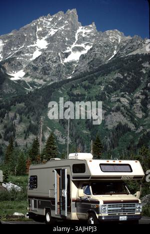 Grand Teton National Park, WY. USA 5/1995. Der Grand Teton ist der höchste Berg der Teton Range. Die Bezeichnung dieser wunderschönen Bergkette wird französischsprachigen Trappern des 19. Jahrhunderts zugeschrieben – Les trois tétons (die drei Zitzen) wurde später anglizisiert und auf Tetons verkürzt. Der Park hat zahlreiche Seen. Obwohl in einem Zustand der Rezession ein Dutzend kleiner Gletscher in den höheren Lagen in der Nähe der höchsten Gipfel des Gebirges bestehen. Einige der Felsen im Park sind die ältesten, die in einem amerikanischen Nationalpark gefunden wurden und wurden auf fast 2,7 Milliarden Jahre datiert. Stockfoto