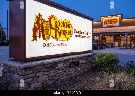 Cracker Barrel Restaurant und Old Country Store in der Abenddämmerung in Snellville, Georgia. (USA) Stockfoto
