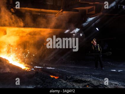 BRITISCHER STAHL - Scunthorpe - Heavy End - Eisen- und Stahlproduktion Stahlarbeiter unter dem Hochofen Stockfoto