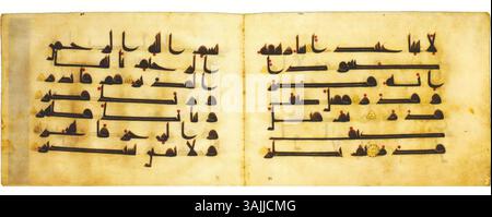 Dieses Folio-Paar aus dem Kufischen Koran-Manuskript des Pars-Museums aus dem 9. Jahrhundert wurde 2011 bei Sotheby's verkauft. Es enthält komplizierte Kufic-Schrift und Dekoration. Stockfoto