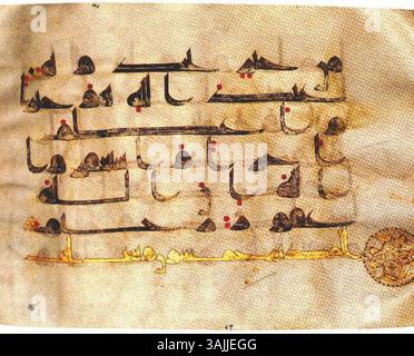 Ein Folio aus dem 9. Jahrhundert aus dem gestohlenen Kufic-Koran-Manuskript des Pars-Museums, das 2005 bei Christie's versteigert wurde. Es enthält das unverwechselbare Kufic-Skript. Stockfoto