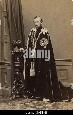 Porträt von Ludwig IV., Großherzog von Hessen, gemalt 1863, mit dem zeremoniellen Gewändern und Abzeichen des Strumpfhofes. Das Porträt fängt sein königliches Aussehen und seine herausragende Stellung im europäischen Adel ein. Stockfoto