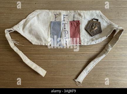 April 2025. FFI-FTPF-resistentes Armband, Medaille der Deportation. Privatarchiv des deportierten Auguste Izorce, ein französischer Widerstandskämpfer, der vom 01.01.1942, bis zu seiner Verhaftung durch die Miliz & Gestapo am 16.09.1943, seiner Verhaftung im Lager Royallieu-Compiegne, bevor er ins Vernichtungslager Buchenwald deportiert wurde. Mit 73 Jahren war er einer der ältesten Häftlinge im deutschen NS-Lager bei seiner Befreiung am 11. April 1945 – ein Ereignis, das wir heute, 80 Jahre später, als einer der wichtigsten Wendepunkte in der Endphase des Zweiten Weltkriegs feiern. |weitere Informationen unten|Credit: Kevin Izorce/Alamy Live News Stockfoto