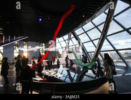 10. Juni 2017 - Astana, Kasachstan - Fairgoers genießen die ersten Tage der Weltausstellung 2017, die für die Öffentlichkeit geöffnet wurde. Im Inneren des 5 Milliarden Dollar teuren Kugelgebäudes der EXPO befindet sich der nationale Pavillon von Kasachstan. Die ''Sphere'' verwendet Photovoltaik-Technologie, um elektrische Energie zu erzeugen. Im Inneren des Gebäudes befindet sich das â œMuseum der Zukunft Energie, â€, das Besucher zu einem Thema führt, das Ideen für saubere Energie aus der Vergangenheit und Innovationen hervorhebt, die sich von der Zukunft trennen. (Kreditbild: © ZUMA Wire via ZUMA Wire) Stockfoto