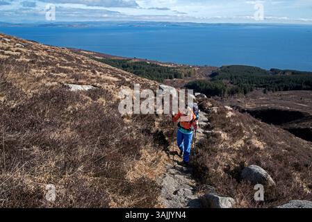 Junge Lauferin auf dem Weg nach Goatfell, Isle of Arran, North Ayrshire, Schottland, Großbritannien. Stockfoto
