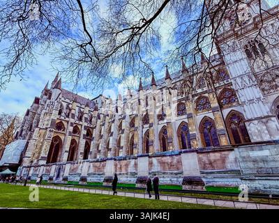 Die atemberaubende gotische Architektur der Westminster Abbey in London, ein historisches Wahrzeichen, das für königliche Krönungen und Zeremonien bekannt ist. Stockfoto