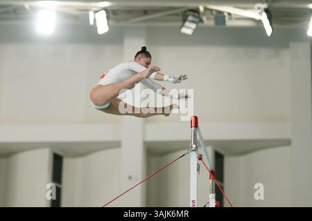 ANTALYA, TURKIYE - 22. MÄRZ 2025: Lucija HRIBAR tritt an den unebenen Bars beim FIG-Turn-Apparat-WM 2025 in Antalya auf Stockfoto