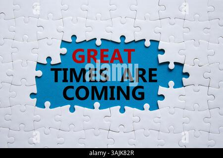 Große Zeiten werden bald Symbol. Concept Words Great Times kommt auf weißes Rätsel. Wunderschöner blauer Hintergrund. Business und Great Times kommen mit Stockfoto