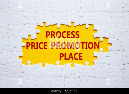 Symbol „Preis Promotion“ verarbeiten. Weißes Puzzle mit den Worten Process Price Promotion Place. Schöner gelber Hintergrund. Geschäftskonzept. Kopierbereich Stockfoto
