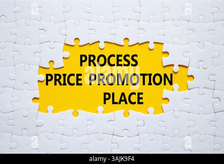 Symbol „Preis Promotion“ verarbeiten. Weißes Puzzle mit den Worten Process Price Promotion Place. Schöner gelber Hintergrund. Geschäftskonzept. Kopierbereich Stockfoto
