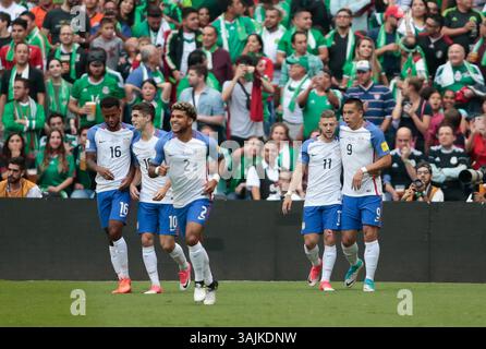 11. Juni 2017 - Mexiko-Stadt, Mexiko - Mexiko-Stadt, Mexiko - Sonntag, 11. Juni 2017: Feierlichkeiten während eines Spiels der Qualifikationsrunde der FIFA-Weltmeisterschaft 2018 zwischen den Nationalmannschaften der Männer der USA und Mexiko (MEX) im Azteca-Stadion. (Kreditbild: © John Dorton/ISIPhotos via ZUMA Wire) Stockfoto