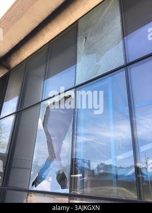 30. Mai 2017 – USA – ein offensichtliches Einschussloch in einem der Presseraumfenster im Lexington Herald-Leader-Gebäude am Sonntag, den 28. Mai 2017 in Lexington, Ky. Mehrere Außenfenster wurden an den Fensterbänken der ersten, zweiten und dritten Ebene des Presseraums auf der Seite der Midland Avenue des Gebäudes beschädigt. Drei Außenfenster waren zerrissen, sodass Glassplitter auf dem Gehweg draußen blieben. Zwei Fenster im oberen Stockwerk des Presseraums waren beschädigt, aber nicht zerrissen. Diese Fenster weisen kleine Löcher und Risse auf, die mit einer kleinkalibrigen Schussverletzung übereinstimmen. (Kreditbild: © Stockfoto