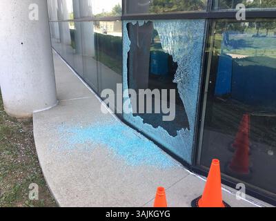 30. Mai 2017 – USA – ein offensichtliches Einschussloch in einem der Presseraumfenster im Lexington Herald-Leader-Gebäude am Sonntag, den 28. Mai 2017 in Lexington, Ky. Mehrere Außenfenster wurden an den Fensterbänken der ersten, zweiten und dritten Ebene des Presseraums auf der Seite der Midland Avenue des Gebäudes beschädigt. Drei Außenfenster waren zerrissen, sodass Glassplitter auf dem Gehweg draußen blieben. Zwei Fenster im oberen Stockwerk des Presseraums waren beschädigt, aber nicht zerrissen. Diese Fenster weisen kleine Löcher und Risse auf, die mit einer kleinkalibrigen Schussverletzung übereinstimmen. (Kreditbild: © Stockfoto