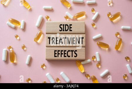 Symbol für Nebenwirkungen der Behandlung. Concept Words-Nebenwirkungen an Holzblöcken. Schöner rosafarbener Hintergrund mit Pillen. Gesundheitswesen und Side Treatm Stockfoto