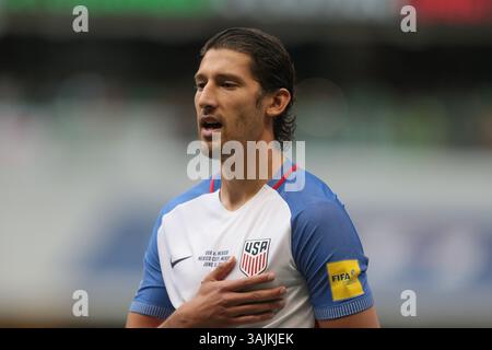 11. Juni 2017 - Mexiko-Stadt, Mexiko - Mexiko-Stadt, Mexiko - Sonntag, 11. Juni 2017: Omar Gonzalez während eines Endrunde der Qualifikationsrunde der FIFA-Weltmeisterschaft 2018 zwischen den Nationalmannschaften der USA und Mexiko (MEX) im Azteca-Stadion. (Kreditbild: © John Dorton/ISIPhotos via ZUMA Wire) Stockfoto