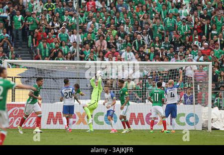 11. Juni 2017 - Mexiko-Stadt, Mexiko - Mexiko-Stadt, Mexiko - Sonntag, 11. Juni 2017: Brad Guzan während eines Endrunde der Qualifikationsrunde der FIFA-Weltmeisterschaft 2018 zwischen den Nationalmannschaften der USA und Mexiko (MEX) im Azteca-Stadion. (Kreditbild: © John Dorton/ISIPhotos via ZUMA Wire) Stockfoto