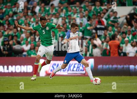 11. Juni 2017 - Mexiko-Stadt, Mexiko - Mexiko-Stadt, Mexiko - Sonntag, 11. Juni 2017: Christian Pulisic während eines Endrunde der Qualifikationsrunde der FIFA-Weltmeisterschaft 2018 zwischen den Nationalmannschaften der USA und Mexiko (MEX) im Azteca-Stadion. (Kreditbild: © Mike Janosz/ISIPhotos via ZUMA Wire) Stockfoto