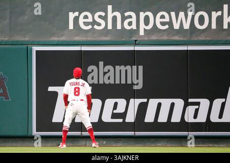 30. Mai 2017: Los Angeles Angels Left Fielder Eric Young Jr. #8 beobachtet den homer von Atlanta Braves Left Fielder Matt Kemp #27 Sail liebt die Mittelfeldwand im Spiel zwischen den Atlanta Braves und Los Angeles Angels of Anaheim, Angel Stadium in Anaheim, CA, Fotograf: Peter Joneleit(Credit Image: &Copy; Peter Joneleit/CSM via ZUMA Wire) Stockfoto