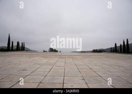 Valle de los Caídos: Majestätisches Kreuz im Nebelgebirge Stockfoto