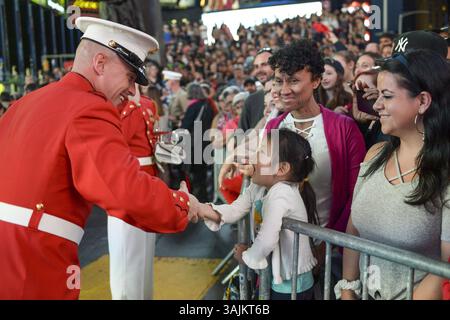 27. Mai 2017: New York, New York, Vereinigte Staaten: Ein Mitglied des Marine Drum and Bugle Corps begrüßt einen jungen Fan, nachdem er im Rahmen der Fleet Week New York am 27. Mai 2017 auf dem Times Square in New York City aufgetreten ist. Matrosen, Marines und Küstenwachtmänner demonstrieren Fähigkeiten und vermitteln den Menschen in New York während der jährlichen Begehung mehr über die amerikanischen Seeschifffahrtsdienste. (Bild: © Samantha Bray/Marine Corps/DoD Via ZUMA Wire/ZUMAPRESS.com) Stockfoto